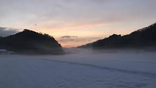 日の出前、冬靄の雪景色