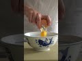 how to crack an egg with one hand the easy way