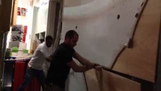 איך לפרק קיר גבס על בסיס עץ לאט ובזהירות How to take off drywall slowly and carefully