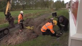 Näin se käy. Valokuitukaapelin pihakaivuu Merijärvellä 2018.