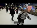 patinando no gelo e o mercado de natal