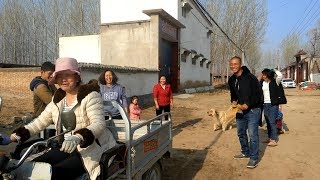 弟媳妇拉粪借粪叉，泥土的清香出损招，惹的众人哈哈笑,太逗了！ 【泥土的清香】