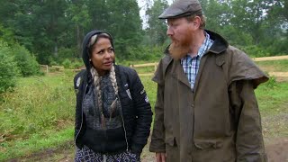 Wincent inspekterar uppdragen tillsammans med storbonden Stella Kibona - Farmen (TV4)