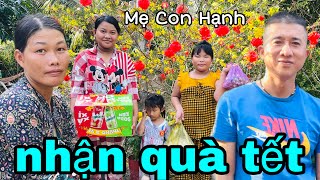 mẹ con hạnh nhận quà tết