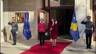 Top News - Von Der Leyen mbërrin në Kosovë, pritet nga presidentja Vjosa Osmani