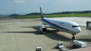 岡山桃太郎空港に到着　　ANA　b767　655便とJAL　b738　237便