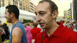 Spanish farmers hold mass produce give away