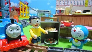 トーマスとのび太君がドラえもんのお店のラーメンをジャイアンに出前にいくよぉ～♪プラレールおもちゃ