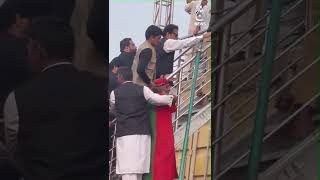Imran Khan shakes hand with Old Man in PTI jalsa - video viral | #Shorts
