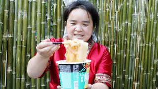 Climb on a ladder and paint it ! Miao had the most expensive instant noodles !