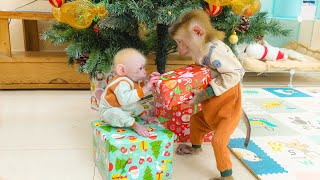 Baby monkeys Poki and Pupu prepare Christmas gifts together with their mother