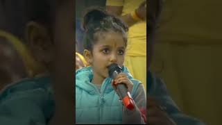 इस बच्ची ने सुने महाराज जी को एक सुंदर भजन।। #shrianiruddhacharyajimaharaj #shorts