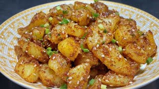 The head chef teaches you how to make cumin potatoes at home. The steps are detailed