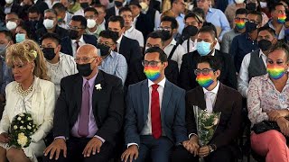 شاهد: المئات من الأزواج المثليين يعقدون قرانهم خلال زفاف جماعي بمدينة ميكسيكو سيتي