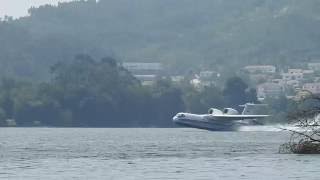 Hidroavión ruso Beriev BE-200 cargando agua en el estuario del Miño