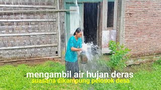 Suasana hujan lebat dipelosok pedesaan, memanfaatkan air hujan untuk kebutuhan hidup