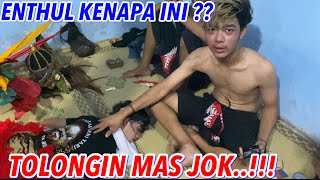 Enthul kenapa lagi ini…??GA BIASANYA KAYAK GINI