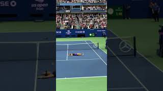 Bianca Andreescu beats Serena Williams in final of US Open final and lays on ground live!