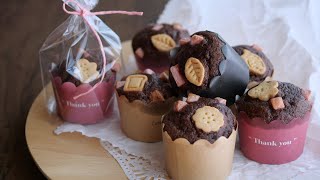 【生クリームで作る♡クッキー乗せココアマフィン♡バレンタインにも】 | Fluffy muffins with a cocoa