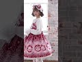 【sa♡ku♡raくみゃちゃん柄】Ⅱ型ジャンパースカートは、オーガンジーの桜モチーフが重ねられたサテンおリボンが春爛漫な雰囲気を演出し、スカート部分の切替仕様で綺麗に広がるシルエットがお楽しみ頂けます