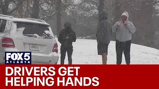 Neighbors help neighbors during snow storm | FOX 5 News