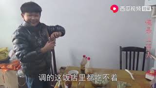 包好饺子先放鞭炮，召鹏自制高配蘸料，海涛说你要不吃完我就揍你