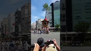 祇園祭後祭山鉾巡行　四条河原町交差点での辻回し