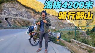 骑行西藏，翻过了海拔4200米的高尔寺山，露营在废弃房内，有点怕【旅行者小刚】