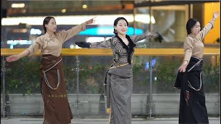 美しいチベット人の3人の姉妹によるチベットの踊りはとても優雅です