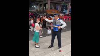 Itinaboy ng SM Megamall Security Guard ang nagtitinda ng sampaguita nanaka-uniporme as student