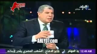 افيه محمد لطيف المعلق يلسع من كوب شاي على الهواء