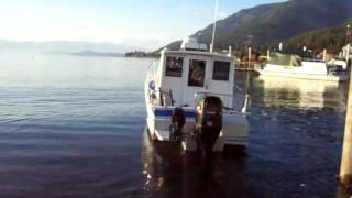 Seaway 25 coastal cruiser leaving dock.MOV