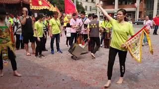 [少年乩童手持法器鯊魚劍參禮][觀音佛祖 天上聖母女乩參禮][濟公師父女乩童手拿令旗參禮]～新營太子宮進香團大園無極玄龍宮2