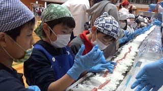 ３００人の子どもが約７０メートルの鉄火巻き作りに挑戦