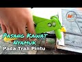 Memasang Kawat Nyamuk Pada Trali Pintu Rumah