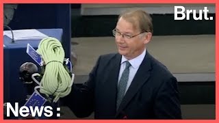 Parlement européen : un député belge offre une corde à Emmanuel Macron