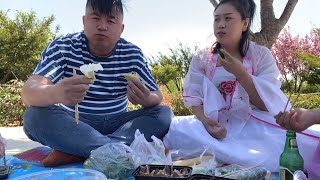 【胖子阿谦】五一放假阿谦带老婆野炊，自己亲手烀的肘子烧鸡，野外用餐就是香