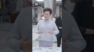 彭丽媛同塞尔维亚总统武契奇夫人塔玛拉，参观塞尔维亚国家博物馆