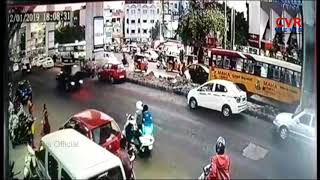 సికింద్రాబాద్ లో ఆర్టీసీ బస్సు బీభత్సం :Road Mishap in Secunderabad | RTC Bus Hits Auto, 2 Cars|CVR