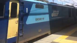 【鉄道動画】西八王子駅にて　貨物列車（EH200形牽引）通過シーン