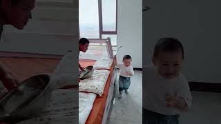 熊孩子叫醒爸爸，这妈真能坑你儿子啊！#cute #baby #funny #comedy