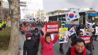 [부산 태극기 행진] 대한민국이 낳은 최고로 멋진 탤런트분 나옵니다!! 잘 찾아보세요~^^