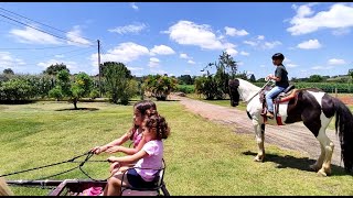 CRIANÇA ANDANDO DE CAVALO RECEBEMOS UMA AMIGUINHA E FÃ NOSSA ANDANDO DE CHARRETE NO PONEI