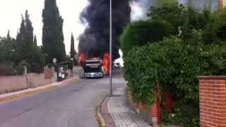 Un autobús urbano arde en Cabrerizos