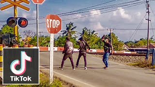 GOK1L..!! Joget TikTok Asli Di Perlintasan Kereta Api