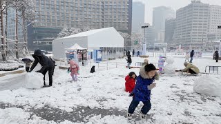 Snowy GWANGHWAMUN, Jan 5, 2025, The First Heavy Snowfall in Seoul. 4K Seoul Korea Walk.