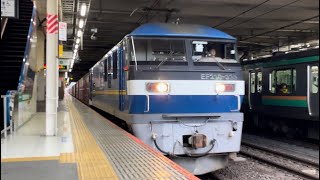 JR貨物EF210形300番台335号機＋コキ18B（両）が猛烈なハイビームで大宮駅6番線を通過するシーン（3096レ・吹A107・コンテナ輸送）2023.7.13