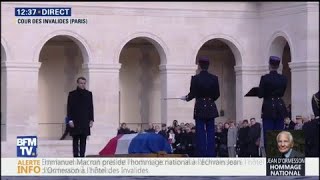 En hommage à l'écrivain Jean d'Ormesson, Emmanuel Macron dépose un crayon sur son cercueil