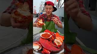 Fishermen are eating sumptuous seafood, very enjoyable #seafood #yummy #shorts