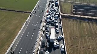 Massencrash auf Autobahnbrücke: Hunderte Fahrzeuge verkeilt